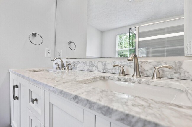 Building Photo - 5998 Blaverly Dr