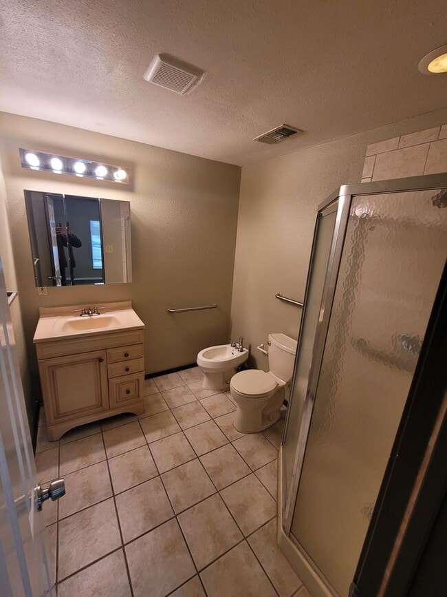 Building Photo - 2320 Montclair Cir