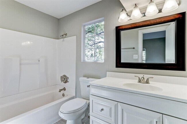 Building Photo - 1405 Castle Ct
