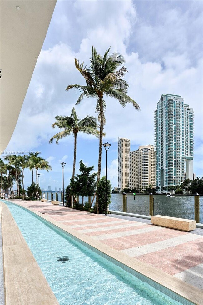 Building Photo - 300 Biscayne Blvd Way