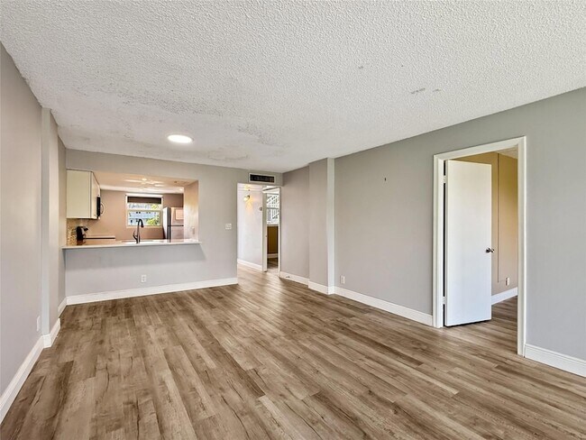 Building Photo - 114 Royal Pk Dr