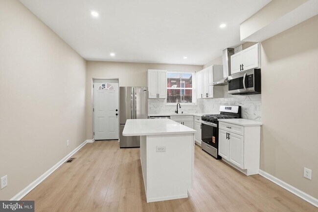 Building Photo - 2710 Mura St