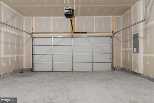 Building Photo - 3210 White Tail Dr