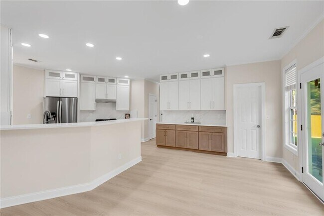 Building Photo - 105 Parkside Close