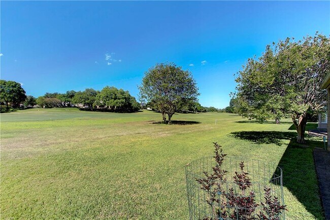 Building Photo - 11121 Pinehurst Dr