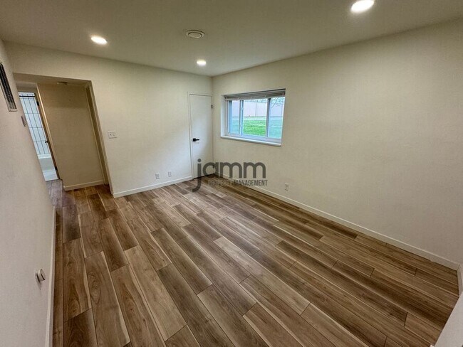 Building Photo - 18997 Hilliard Blvd