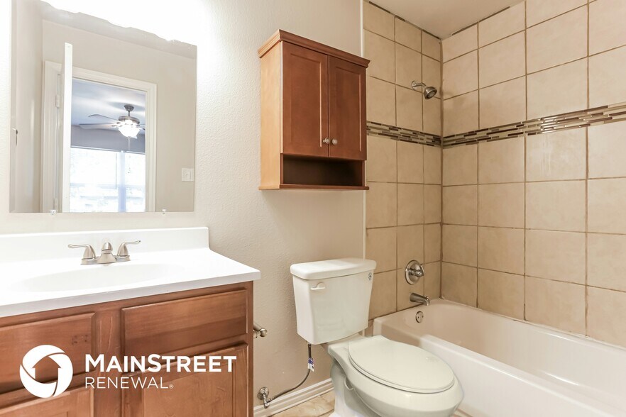 Building Photo - 706 Lloyd St