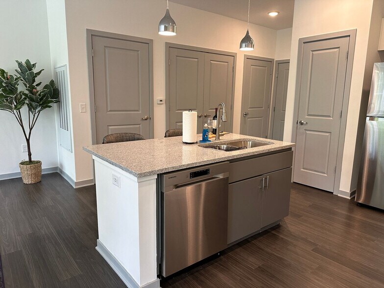 Building Photo - 5069 Aldersgate Dr