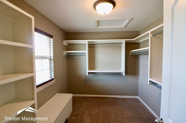 Building Photo - Large Home In A Quiet Neighborhood Off Of Scenic Drive