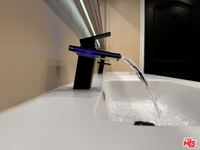 Building Photo - 1146 Hacienda Pl