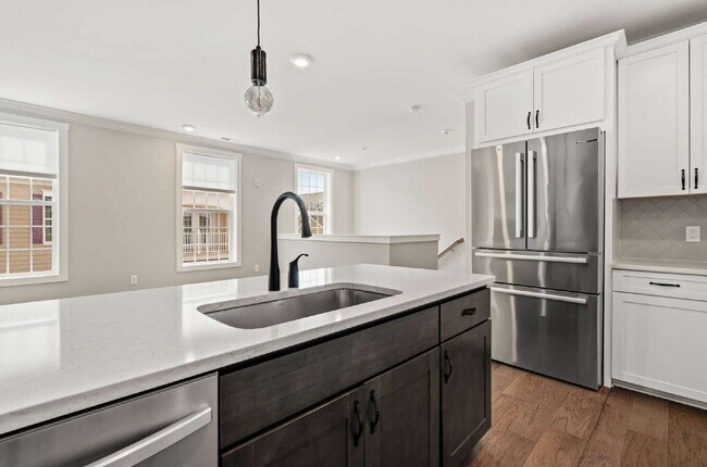 Building Photo - Luxury Townhome with Elevator and Rooftop Terrace