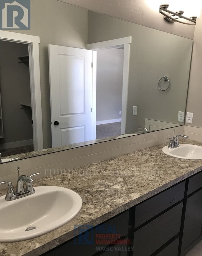 Building Photo - Beautiful 3 bedroom, 2 bath Available 7/8/...