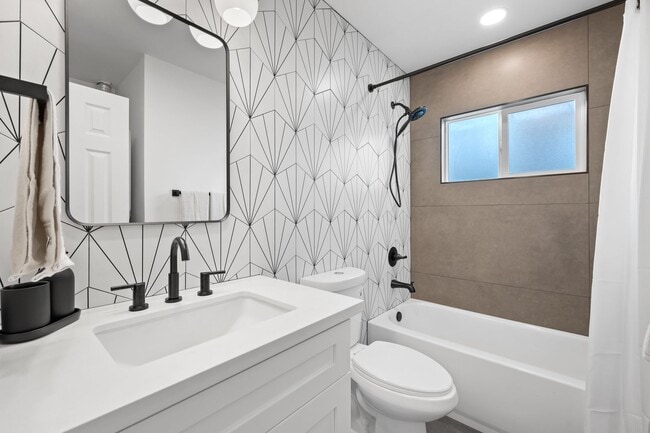 Building Photo - Newly remodeled and fully "furnished" 1 be...