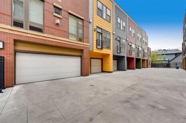 Building Photo - Immediate Availability! Stunning Modern lu...