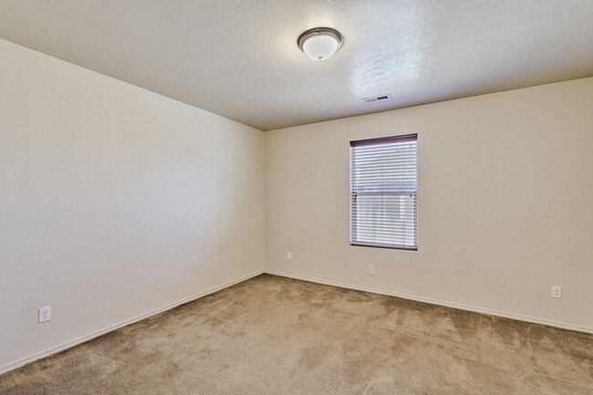 Building Photo - Nice family home in popular Star!