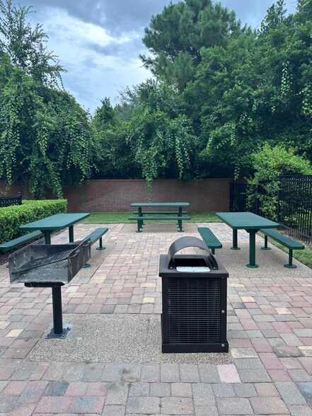 Building Photo - 1421 Pine Oak Trail