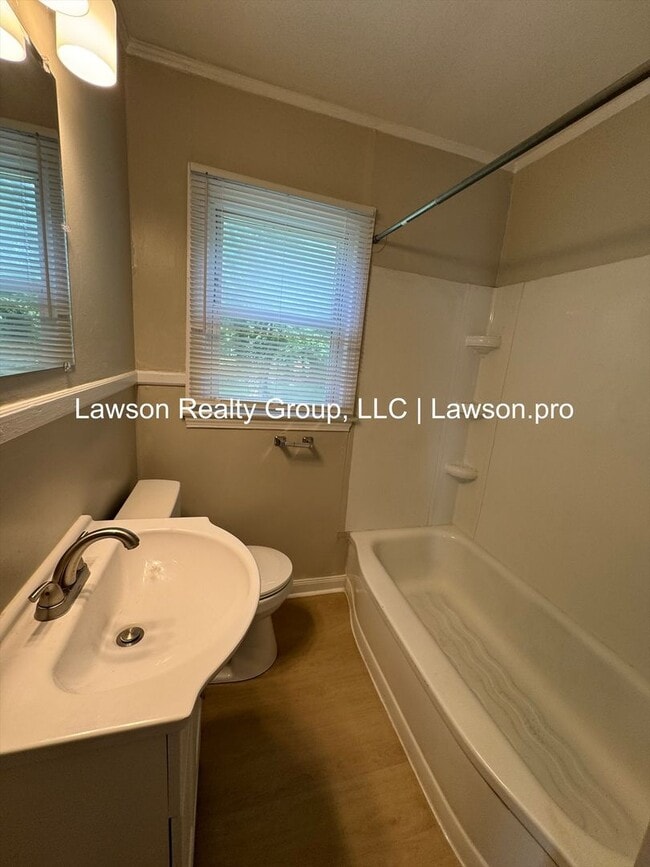 Building Photo - Affordable & Updated Three Bedroom in Salem!