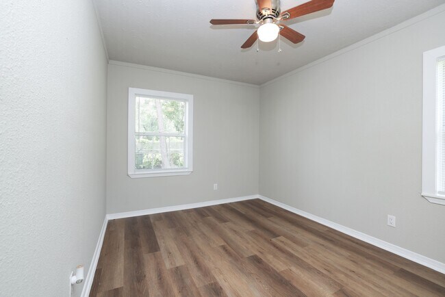 Building Photo - 9026 Lake Forest Blvd
