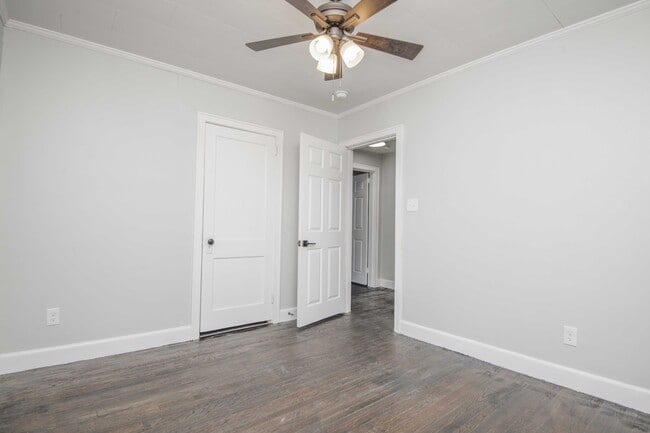 Building Photo - 2440 Woodbine Ave