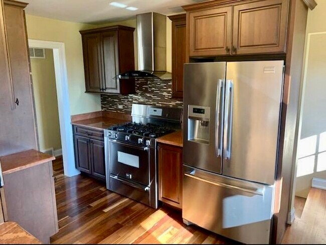 Building Photo - 11 Woodridge Dr