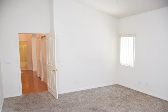 Building Photo - 1 STORY HOME IN GATED SE COMMUNITY