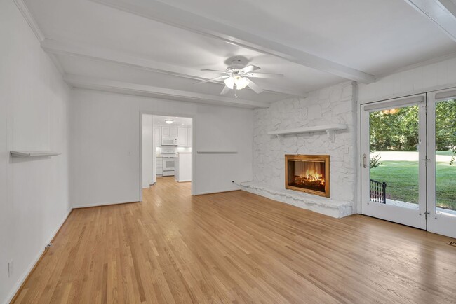 Building Photo - One level living in the heart of Brentwood