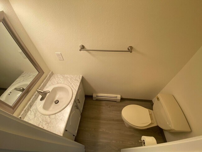 Building Photo - A 3 bed, 2.5 bath home that has been meticulously well kept!