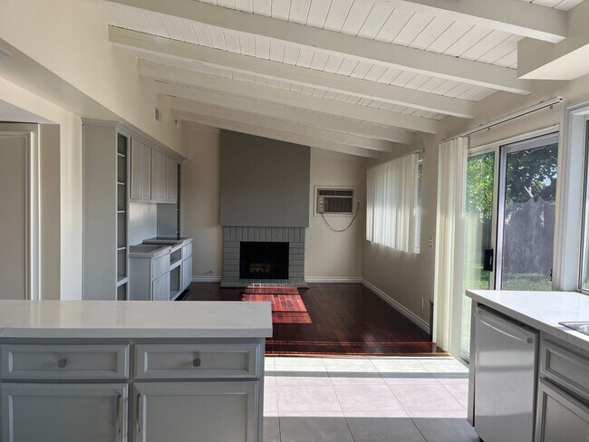 Building Photo - Lovely Home with 3 bedrooms, 2 bath plus o...