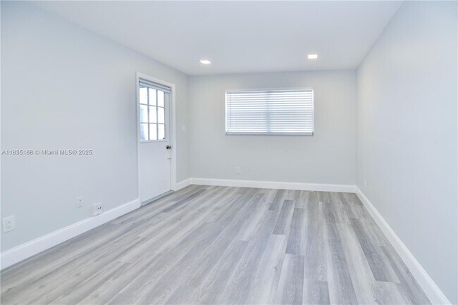 Building Photo - 905 Southridge Rd