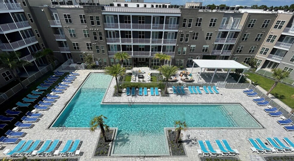 Building Photo - 5885 Lakehurst Dr