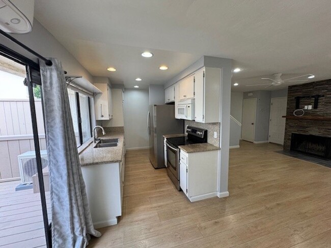 Building Photo - Spacious Tri Level 2Bed 2Bath Condo in Bay Ho