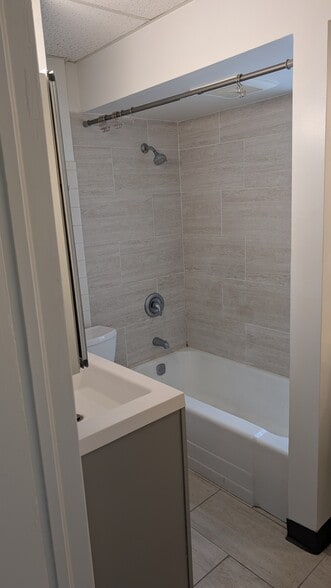bathroom - 2006 52nd St