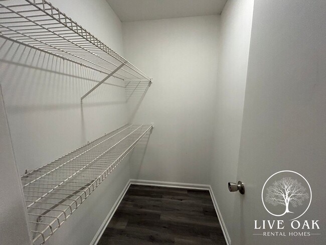 Building Photo - 904 Willowbrook Dr