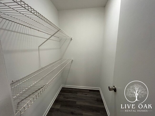 Building Photo - MOVE-IN SPECIAL: $500 OFF 1st MONTH'S RENT!**