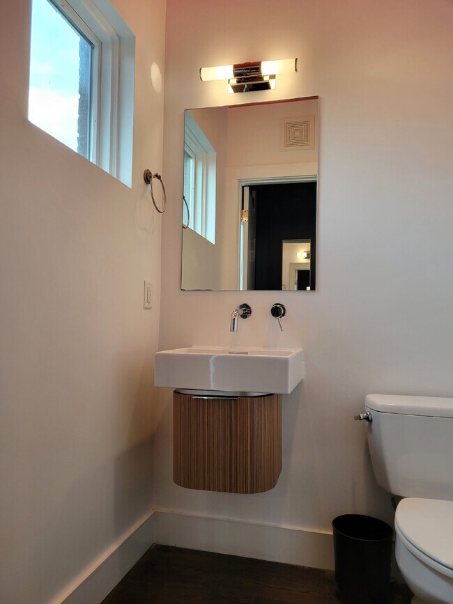 Building Photo - Luxury Brownstone in the heart of 12 South