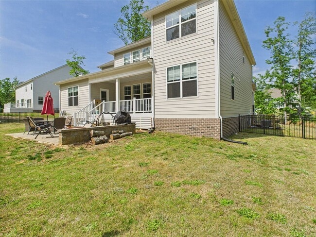 Building Photo - Stunning 5 Bedroom 4.5 Bathroom Located in...