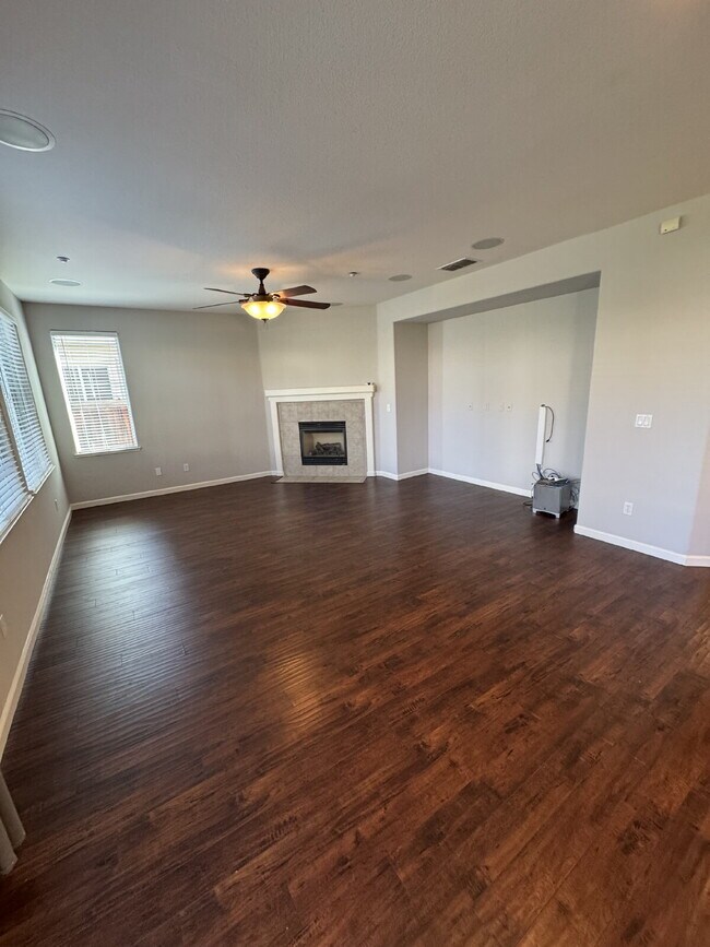 Building Photo - Beautiful 4 Bedroom, 3 Full Bath in Perfec...
