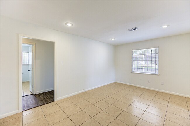 Building Photo - 9811 Shadydale Ln