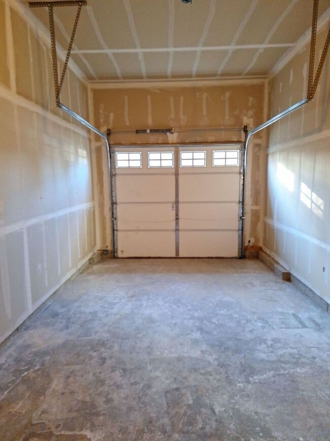 Building Photo - Central Valley Area - 2 Story Home (3Bed, 2.5 Bath)