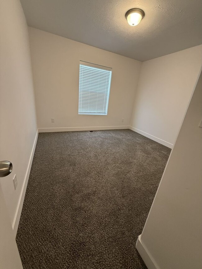 Building Photo - Spacious 3-Bedroom Upper-Level Home in Gra...