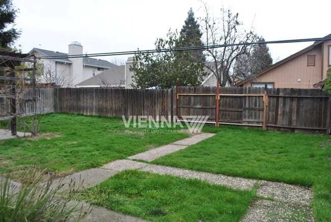 Building Photo - 4073 N Country Dr