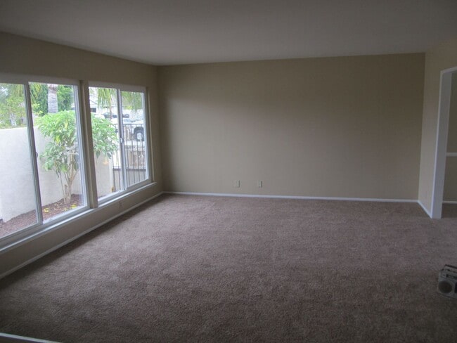 Building Photo - 522 E Collins Ave