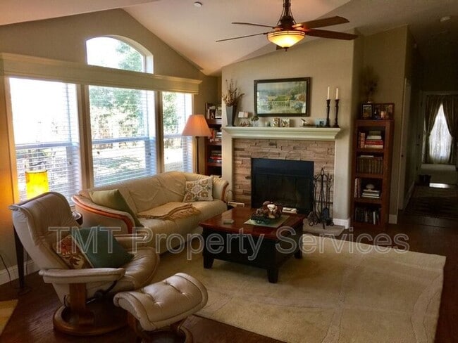 Building Photo - 1877 Templeton Rd