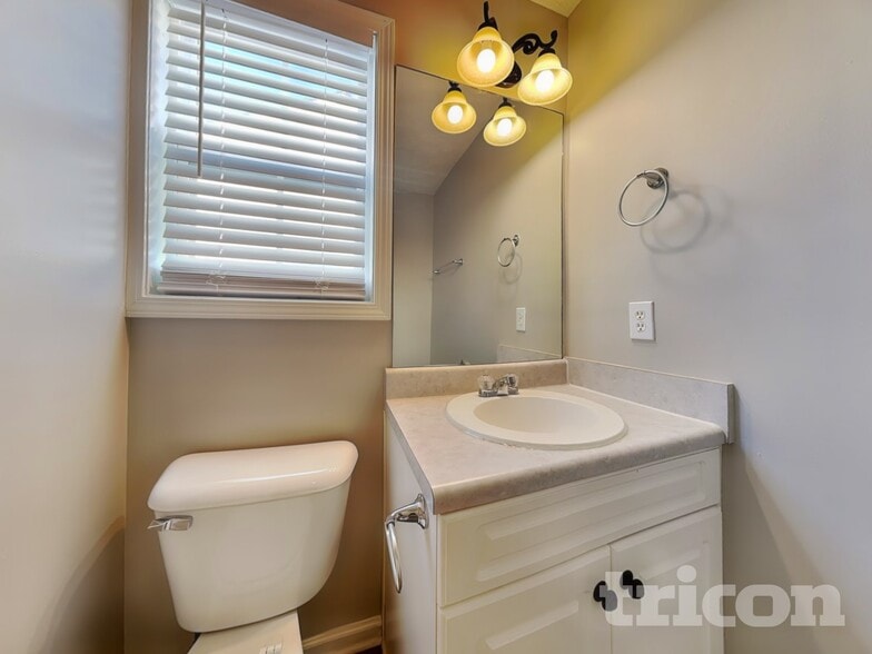 Building Photo - 16 Waterloo Ct