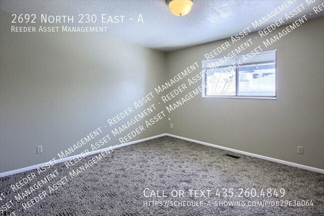 Building Photo - Large 2 Bed/1 Bath Upstairs Apartment In N...