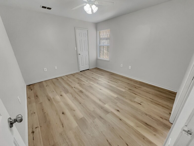 Building Photo - 511 N Brentwood Ave