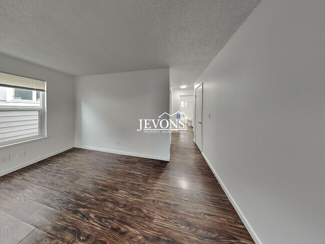 Building Photo - Charming 2-bedroom apartment just minutes from Pritchard Island Beach, with easy access to I-5