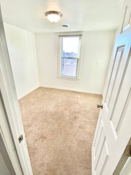 Building Photo - 817 Anaheim St