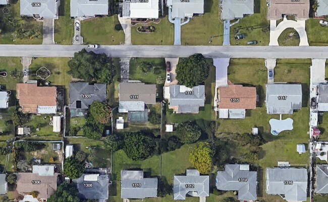 Building Photo - 1311 Cypress Ave