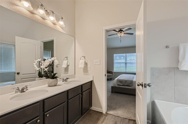 Building Photo - 5867 San Savino Dr